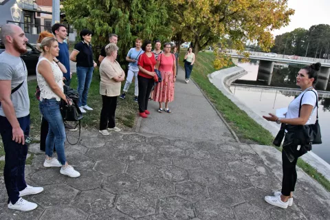 Slavonija...Vinkovci...27.09.2024.povodom Svjetskog dana turizma, TZ grada Vinkovaca organizirala besplatne turističke ture za posjetitelje i građane; vodić - Sandra Klaić;foto Gordan Panić