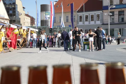 Osijek, 27. 09. 2024., Trg A. Starčevića, Mladi i med - manifestacija, med, medarstvo, edukacija, zdravlje, dobrobit medaSNIMIO BRUNO JOBST