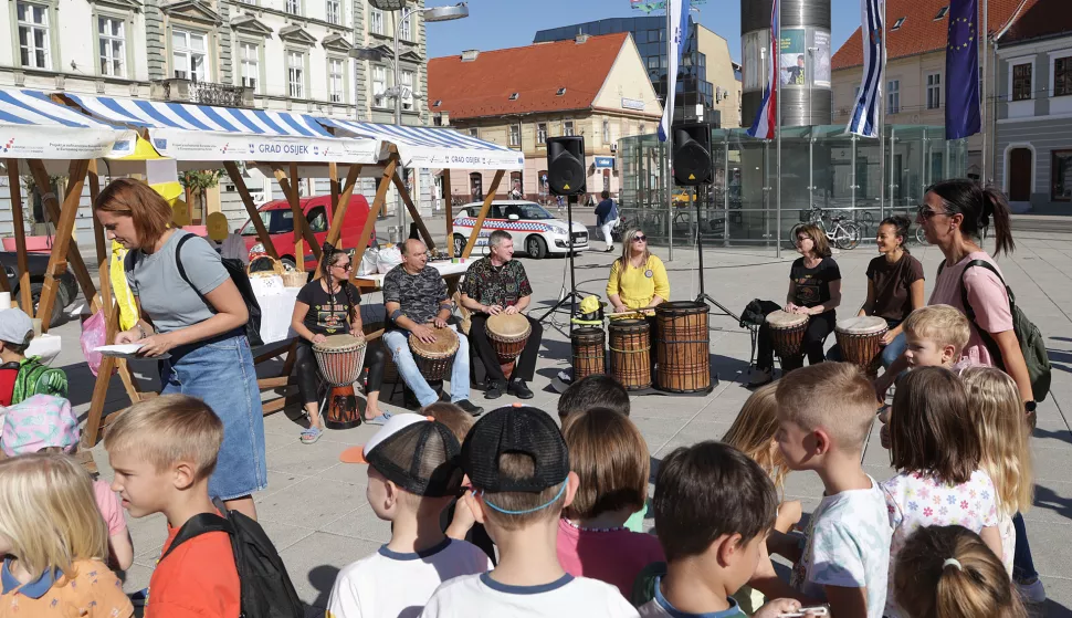 Osijek, 27. 09. 2024., Trg A. Starčevića, Mladi i med - manifestacija, med, medarstvo, edukacija, zdravlje, dobrobit medaSNIMIO BRUNO JOBST