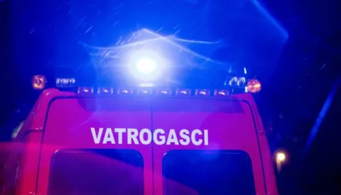 27.09.2020., Dugi Rat, Duce - Policija, vatrogasci i hitna medicinska pomoc u starackom domu na ulazu u Duce nakon pozara u kojem su smrtno stradale dvije osobe. Photo: Milan Sabic/PIXSELL