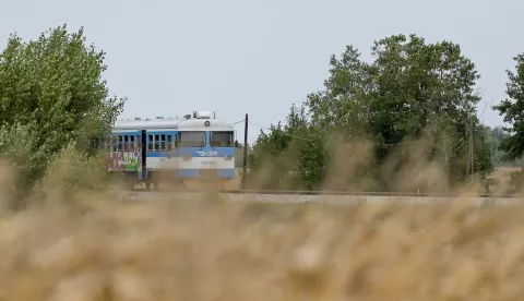 Koprivnica, 15.9.2022.- Četverogodinje dijete i 27-godinja ena poginuli su u četvrtak prijepodne kada je na njihov automobil naletio putnički vlak na eljezničko-cestovnom prijelazu u mjestu Bolfan nedaleko Koprivnice, javila je varadinska Policijska uprava. Nesreća se dogodila oko 9.30 sati kada je putnički vlak, koji je prometovao na relaciji Koprivnica-Varadin, naletio na osobno vozilo u kojem je bilo ukupno četvero putnika, od kojih je preostalo dvoje smjeteno u bolnici. foto HINA/ Sinia KALAJDIJA/ ua