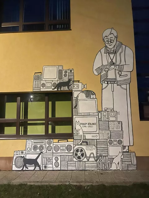 GUNJA - Mural u čast Josipu Kruniću krasi pročelje gunjanske osnovne škole, RUJAN 2024.oalikala akademska slikarica Klara Rusan (poznatija pod umjetničkim imenom Klarxy)