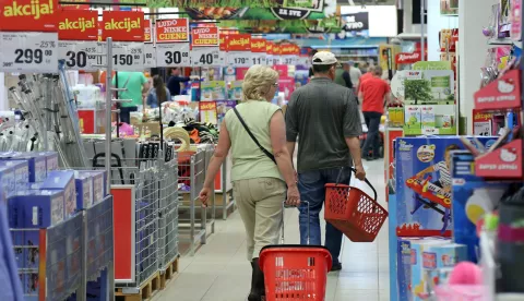 Zagreb, 10.08.2015 - Promet u trgovini na malo u Hrvatskoj kontinuirano raste 10 mjeseci zaredom, od kolovoza 2014. godine do sada, što je prvi slučaj takvog uzlaznog trenda od 2007. godine, odnosno prije početka krize, stoji u najnovijoj analizi Hrvatske gospodarske komore. Arhivska fotografija od 11.05.2015. godine prikazuje kupce u trgovačkom centru Konzum.foto HINA/ Damir SENČAR /ds