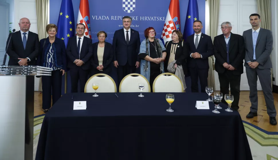 Zagreb, 01.10.2024. - Predsjednik Vlade Andrej Plenković sudjelovao je na potpisivanju Sporazuma o osnivanju Nacionalnog vijeća za umirovljenike i starije osobe. foto HINA/ Edvard ŠUŠAK/ es