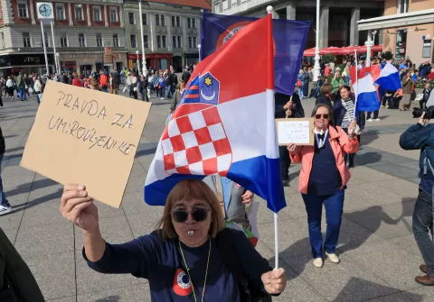 Zagreb, 1.10.2024.- U organizaciji Bloka umirovljenici zajedno (BUZ) na zagreba?kom Trgu bana Josipa Jela?i?a odr?an je prosvjed "Protiv siroma?tva", s glavnim zahtjevom Vladi da ispuni obe?anje i da prosje?na mirovina bude 60 posto prosje?ne pla?e. foto HINA/ Tomislav PAVLEK/ ua