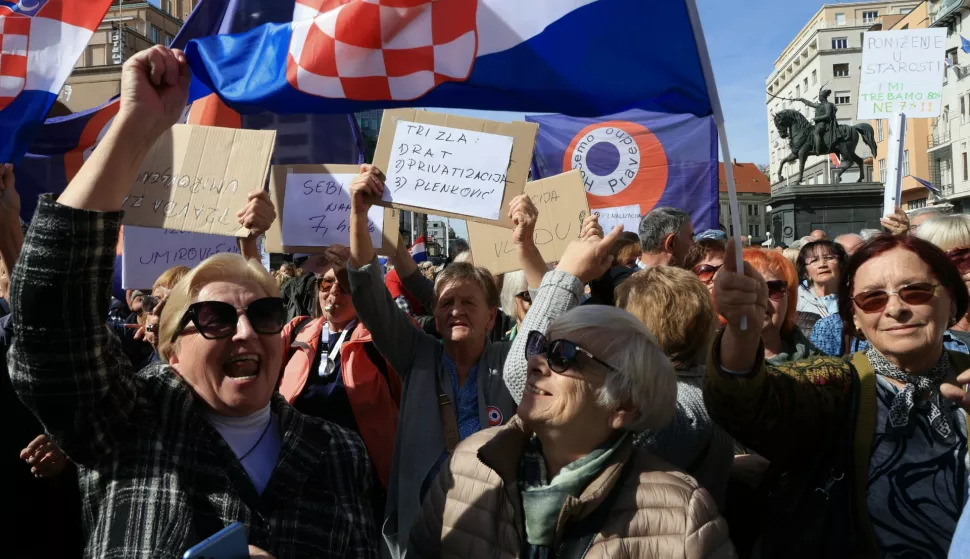 Zagreb,1.10.202.- U organizaciji Bloka umirovljenici zajedno (BUZ) na zahrebačkom Trgu bana Josipa Jelačića održan je prosvjed "Protov siromaštva",s glavnim zahtjevom Vlado da ispuni obečanje i da prosječne mirovine budu 60 posto prosječne plaće.foto HINA/ Tomislav Pavlek/ tp