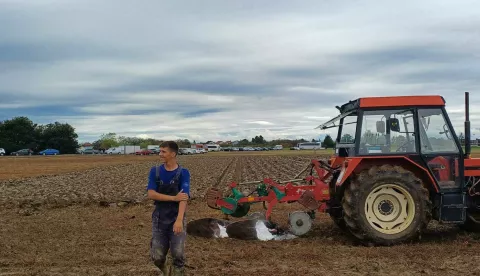 VINKOVCI - BERAKNa 20. državnom natjecanju orača održanom proteklog vikenda u Velikoj Gorici, gdje su se natjecali najbolji orači iz 13 županija, drugi put na najvišoj razini nadmetanja drugo je mjesto u kategoriji plugova ravnjaka osvojio 18-godišnji David Aleksa (18) iz Berka, nedaleko od Vukovara. Kao i na prošlogodišnjem državnom i županijskom natjecanju u kolovozu u Ilači, i sada je bio najmlađi natjecatelj.RUJAN 2024.