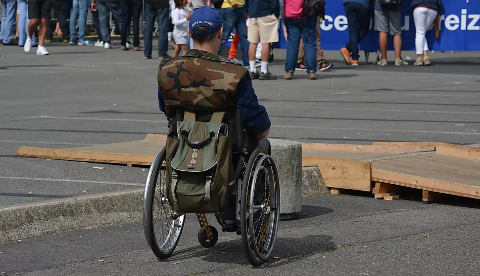 osoba s invaliditetom kolica prepreka barijera