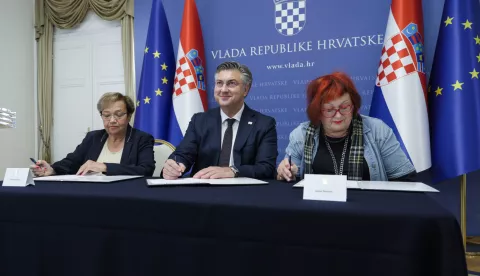 Zagreb, 01.10.2024. - Predsjednik Vlade Andrej Plenković sudjelovao je na potpisivanju Sporazuma o osnivanju Nacionalnog vijeća za umirovljenike i starije osobe. Na fotografiji Višnja Fortuna, Andrej Plenković, Jasna Petrović.foto HINA/ Edvard ŠUŠAK/ es