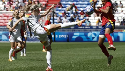 epa11539611 Salma Paralluelo of Spain (R) and Kathrin Hendrich of Germany (L) in action during the Women Bronze Medal match bronze medal match between Spain and Germany of the Soccer competitions in the Paris 2024 Olympic Games, in Lyon, France, 09 August 2024. EPA/Miguel Toña