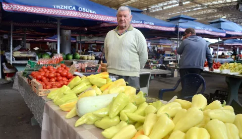 osijek, 2 srpnja 2024, tržnica, ponuda sezonskog voća i povrća, trznica, novinar ivan alilovićsnimio zdenko pušić