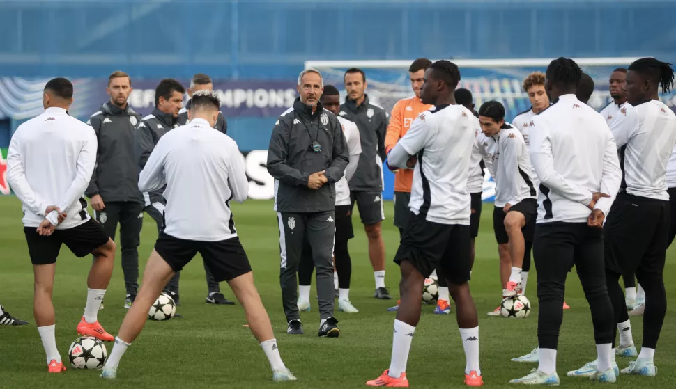 Zagreb, 01.10.2024 - Trening AS Monaco pred utakmicu Lige prvaka protiv GNK Dinama. Na slici trener Monaca Adi Hutter razgovara s igračima.foto HINA/ Damir SENČAR/ ds