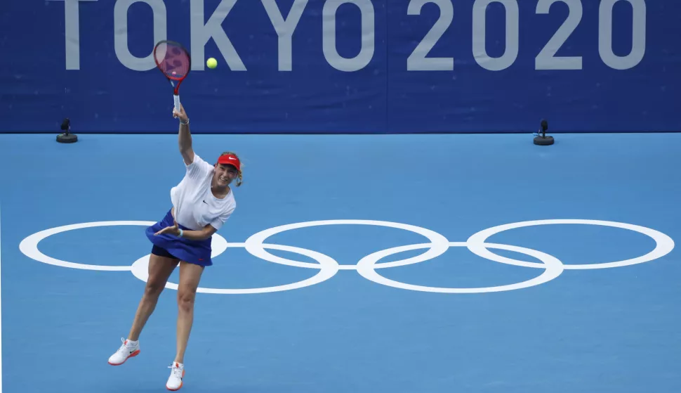 epa09366432 Donna Vekic of Croatia serves against Aryna Sabalenka of Belarus during the Women's Singles Second Round Tennis events of the Tokyo 2020 Olympic Games at the Ariake Coliseum in Tokyo, Japan, 26 July 2021. EPA/MICHAEL REYNOLDS