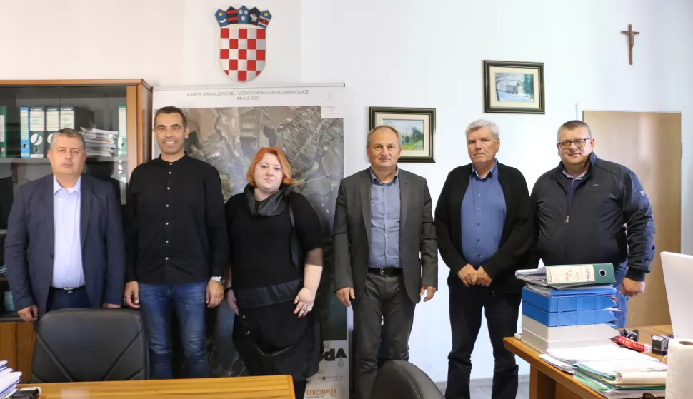 ORAHOVICA - LISTOPAD 2024. - NAčelnici Crnca i Zdenaca s direktoricom Damjanac i izvođačima radovaSNIMIO: VLADIMIR GRGURIĆ 