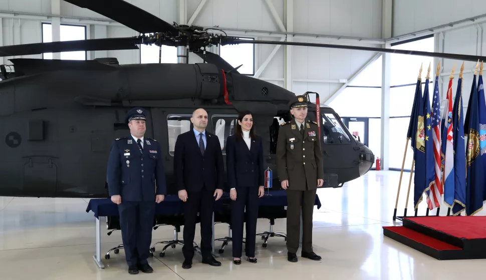 Zagreb, 13.03.2024. - Potpisivanje Ugovora o nabavi dodatnih osam helikoptera UH-60M Black Hawk izme?u Vlade RH i Vlade SAD-a. Na fotografiji zapovjednik HRZ-a brigadni general Michael Kri?anec, potpredsjednik Vlade i ministar obrane Ivan Anu?i?, veleposlanica SAD-a u Republici Hrvatskoj Nathalie Rayes, na?elnik GS OSRH general-pukovnik Tihomir Kundid. foto HINA/ Lana SLIVAR DOMINI?/ lsd 