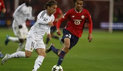 epa11638982 Luka Modric (L) of Real Madrid in action against Ayyoub Bouaddi of Lille during the UEFA Champions League match between Lille and Real Madrid in Lille, France, 02 October 2024. EPA/MOHAMMED BADRA