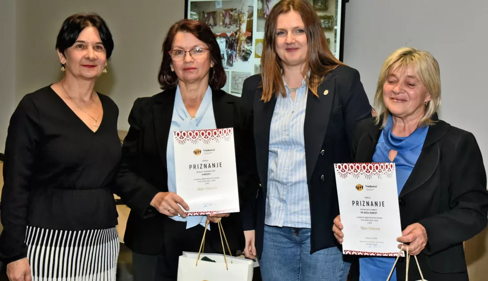 Slavonija...Vinkovci...03.10.2024.Poduzetnički inkubator; svečana dodjela priznanja i nagrada sudionicima akcije Turističke zajednice grada Vinkovaca "Volim Vinkovce" kojom se ocjenjivala uređenost poslovnih i stambenih prostora, izloga, ugostiteljskih objekata te ostalih odgojno-obrazovnih i kulturnih institucija;foto Gordan Panić