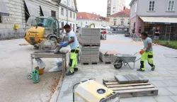 25.06.2024., Karlovac - U tijeku su radovi na poplocavanju Radiceve ulice u sredistu grada koje se izvodi u sklopu aglomeracije. Poplocavanje je krenulo na ulazu u Zvijezdu od strane Korza i biti ce postavljeni cijelom duljinom Radiceve ulice, ali i u dobrom dijeli sporednih ulicama. Unutar Zvijezde bit ce ukupno poploceno 25 tisuca kvadrata. Photo: Kristina Stedul Fabac/PIXSELL