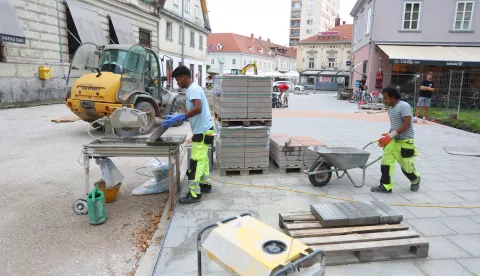 25.06.2024., Karlovac - U tijeku su radovi na poplocavanju Radiceve ulice u sredistu grada koje se izvodi u sklopu aglomeracije. Poplocavanje je krenulo na ulazu u Zvijezdu od strane Korza i biti ce postavljeni cijelom duljinom Radiceve ulice, ali i u dobrom dijeli sporednih ulicama. Unutar Zvijezde bit ce ukupno poploceno 25 tisuca kvadrata. Photo: Kristina Stedul Fabac/PIXSELL