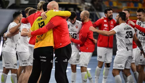 epa11636082 Players of Veszprem celebrate winning the IHF Men's Handball Club World Championship semi final match between FC Barcelona and Veszprem HC, in Cairo, Egypt, 01 October 2024. EPA/MOHAMED HOSSAM