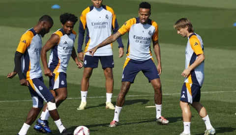 epa11620402 Real Madrid's players Antonio Rudiger (L), Endrick (2-L), Kylian Mbappe, Eder Militao (2-R) and Luka Modric (R) attend the team's training session held at Valdebebas sports complex, in Madrid, Spain, 23 September 2024. Real Madrid will face Alaves in a LaLiga soccer match on 24 September 2024. EPA/Rodrigo Jimenez