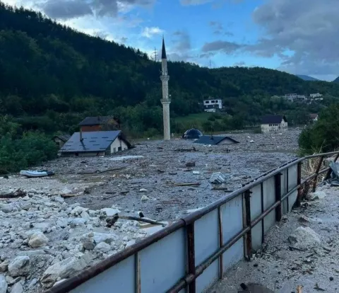 Mostar, 04.10.2024. - Središta više gradova u sjevernome dijelu Hercegovine i središnjem dijelu Bosne potpuno su poplavljena, a najteže stanje je u Jablanici koja je posve prometno izolirana. foto HINA/ FENA/ Zorana PAVKOVIĆ/ tm