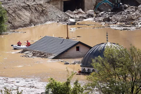 04.10.2024., Jablanica, BiH - Velike poplave zahvatile su dijelove BiH. Najteze je pogodjena Jablanica, gdje je, prema nekim informacijama, poginulo vise od 10 osoba. Situacija na cestama izuzetno je teska. Obustavljen je promet na cestama oko Jablanice, a jedini nacin da se iz Sarajeva stigne do Mostara je preko srednje Bosne. Photo: Armin Durgut/PIXSELL