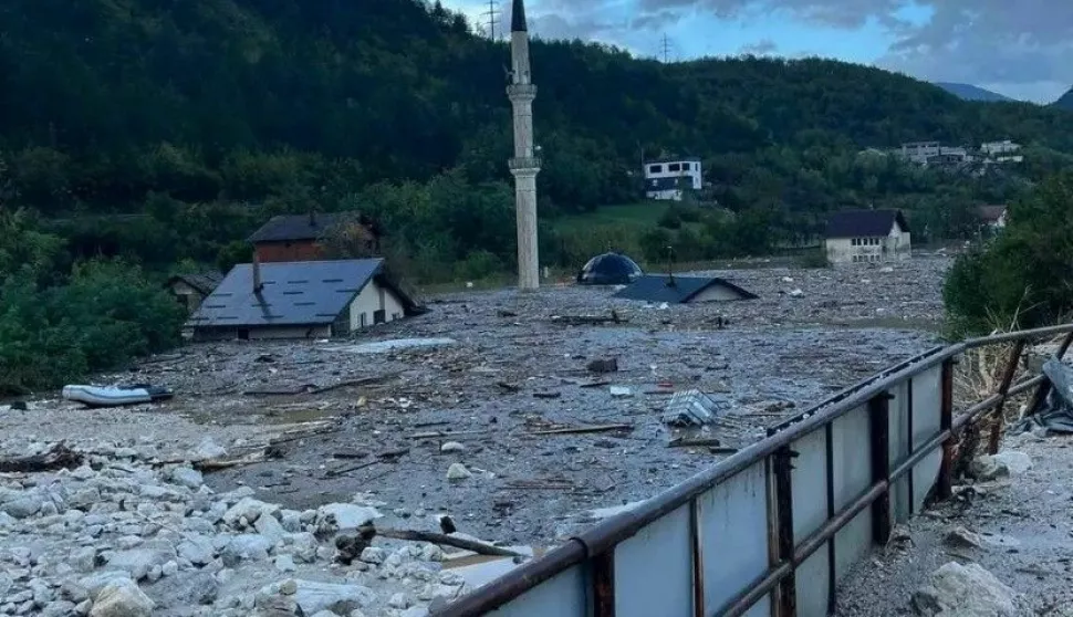 Mostar, 04.10.2024. - Središta više gradova u sjevernome dijelu Hercegovine i središnjem dijelu Bosne potpuno su poplavljena, a najteže stanje je u Jablanici koja je posve prometno izolirana. foto HINA/ FENA/ Zorana PAVKOVIĆ/ tm