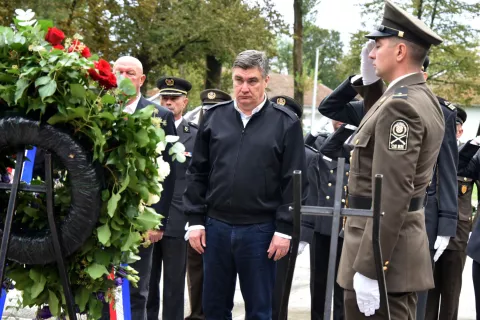 Slavonija...Vinkovci...05.10.2024.vojarna 5. gbr "Slavonski sokolovi"; 32. obljetnica osnutka 5. gardijske brigade "Sokolovi"; Polaganje vijenaca kod spomenika poginulim pripadnicima 5. gardijske brigade "Sokolovi" i izložba naoružanja i vojne opreme;foto Gordan Panić