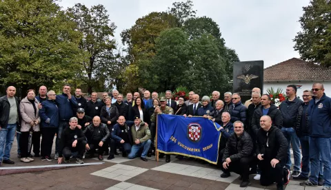 Slavonija...Vinkovci...05.10.2024.vojarna 5. gbr "Slavonski sokolovi"; 32. obljetnica osnutka 5. gardijske brigade "Sokolovi"; Polaganje vijenaca kod spomenika poginulim pripadnicima 5. gardijske brigade "Sokolovi" i izložba naoružanja i vojne opreme;foto Gordan Panić