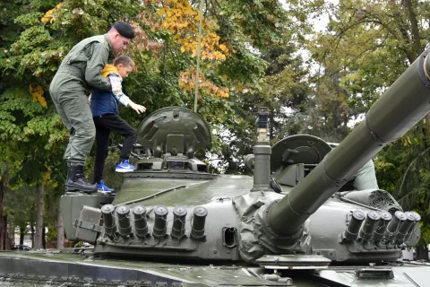 Slavonija...Vinkovci...05.10.2024.vojarna 5. gbr "Slavonski sokolovi"; 32. obljetnica osnutka 5. gardijske brigade "Sokolovi"; Polaganje vijenaca kod spomenika poginulim pripadnicima 5. gardijske brigade "Sokolovi" i izložba naoružanja i vojne opreme;foto Gordan Panić