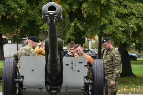 Slavonija...Vinkovci...05.10.2024.vojarna 5. gbr "Slavonski sokolovi"; 32. obljetnica osnutka 5. gardijske brigade "Sokolovi"; Polaganje vijenaca kod spomenika poginulim pripadnicima 5. gardijske brigade "Sokolovi" i izložba naoružanja i vojne opreme;foto Gordan Panić