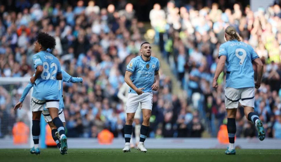 epa11643540 Mateo Kovacic of Manchester City (C) celebrates after scoring the 1-1 goal during the English Premier League soccer match between Manchester City and Fulham FC in Manchester, Britain, 05 October 2024. EPA/ADAM VAUGHAN EDITORIAL USE ONLY. No use with unauthorized audio, video, data, fixture lists, club/league logos or 'live' services. Online in-match use limited to 120 images, no video emulation. No use in betting, games or single club/league/player publications.