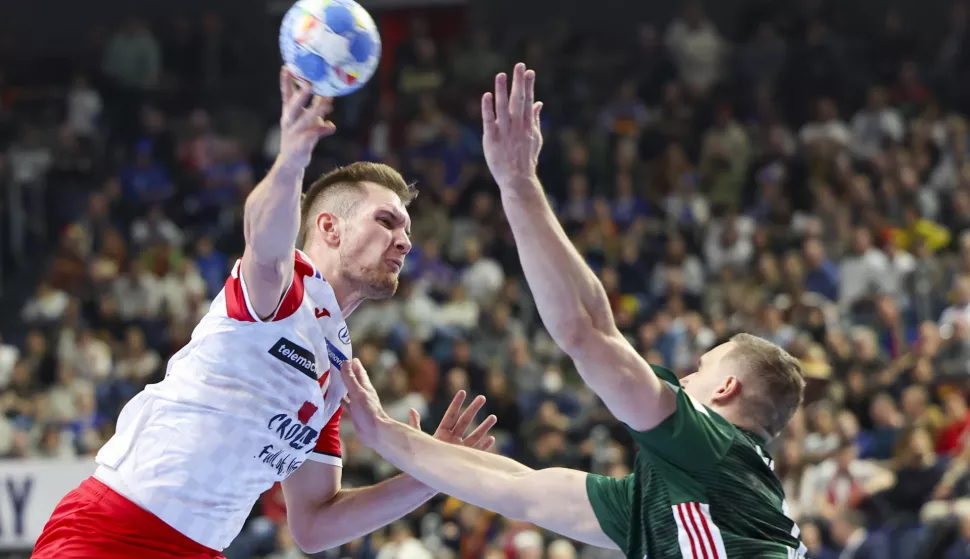 epa11092576 Croatia's Tin Lucin (L) in action during the EHF Men's EURO 2024 Main round group 1 handball match between Hungary and Croatia in Cologne, Germany, 20 January 2024. EPA/CHRISTOPHER NEUNDORF