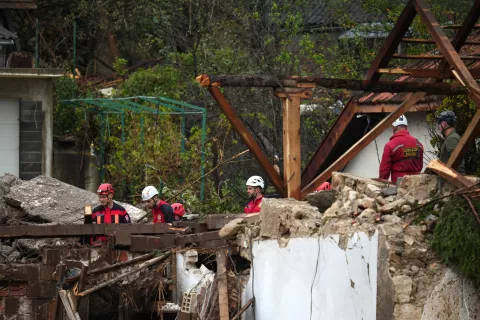 epa11642938 Relief and rescue workers asses the debris and damage caused by the flash floods in Donja Jablanica, Bosnia and Herzegovina, 05 October 2024. Central and southern parts of Bosnia and Herzegovina were hit by a severe rainstorm on 03 October 2024, which caused widespread flooding, closing roads, cutting electricity, and disrupting telecom signals. Rescue services in Jablanica and Kiseljak reported several people missing and called for army assistance, as access to Jablanica was completely blocked due to road and rail closures. 19 fatalities due to the flash floods have been confirmed so far by the regional government of Hercegovacko-Neretvanska county. EPA/NIDAL SALJIC