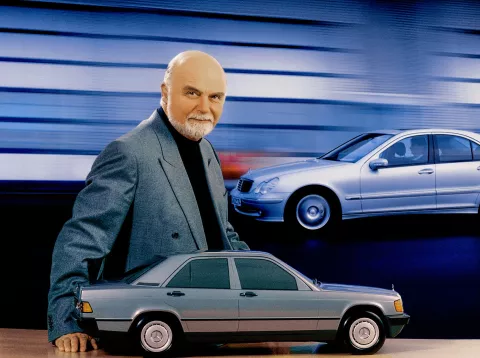 Bruno Sacco, Mercedes-Benz Chefdesigner von 1975 bis 1999. Foto mit einem Modell der Mercedes-Benz Kompaktklasse der Baureihe 201, im Hintergrund ist die C-Klasse Limousine der Baureihe 203 zu sehen. (Fotosignatur der Mercedes-Benz Classic Archive: A2000F81) Bruno Sacco, Chief Designer of Mercedes-Benz from 1975 to 1999. Photo with a model of the Mercedes-Benz compact class of model series 201; the C-Class sedan of model series 203 can be seen in the background. (Photo signature of the Mercedes-Benz Classic Archives: A2000F81) 