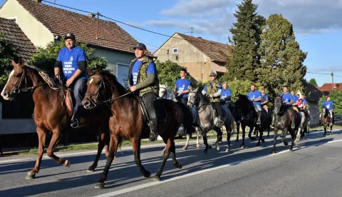 Slavonija...Nuštar...06.10.2024.Konjički klub "Satir" iz Vinkovaca organizirao 16. Konjički maraton "Kukuruzni put" Vukovar – Nuštar 2024. "Povodom 33 godina obrane Vukovara i 33 godina Dana obrane i Dana Općine Nuštar, a na sjećanje i zahvalu na sve poginule hrvatske branitelje i branitelje koji su bili sudionici obrane Grada Vukovara i Općine Nuštar kao i sudionici "Kukuruznog puta – puta spasa" kojim se dopremala humanitarna i vojna pomoć kao i izvlačili ranjenici; u centru Nuštra kod spomenika branireljima položeni vijenci;foto Gordan Panić