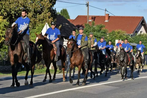 Slavonija...Nuštar...06.10.2024.Konjički klub "Satir" iz Vinkovaca organizirao 16. Konjički maraton "Kukuruzni put" Vukovar – Nuštar 2024. "Povodom 33 godina obrane Vukovara i 33 godina Dana obrane i Dana Općine Nuštar, a na sjećanje i zahvalu na sve poginule hrvatske branitelje i branitelje koji su bili sudionici obrane Grada Vukovara i Općine Nuštar kao i sudionici "Kukuruznog puta – puta spasa" kojim se dopremala humanitarna i vojna pomoć kao i izvlačili ranjenici; u centru Nuštra kod spomenika branireljima položeni vijenci;foto Gordan Panić