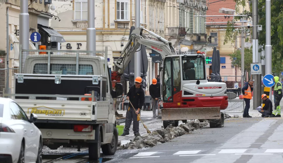 Osijek, 04. 10. 2024, Ponovni radovi na već završenim radovima na rekostrukciji tramvajske pruge u Županiskoj ulici na diielju od Trga Ivana Pavla II. do ulice Hrvatske republike.Ispravljanje grešek kod odvodnje oborinskih voda.snimio GOJKO MITIĆ