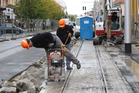 Osijek, 04. 10. 2024, Ponovni radovi na već završenim radovima na rekostrukciji tramvajske pruge u Županiskoj ulici na diielju od Trga Ivana Pavla II. do ulice Hrvatske republike.Ispravljanje grešek kod odvodnje oborinskih voda.snimio GOJKO MITIĆ