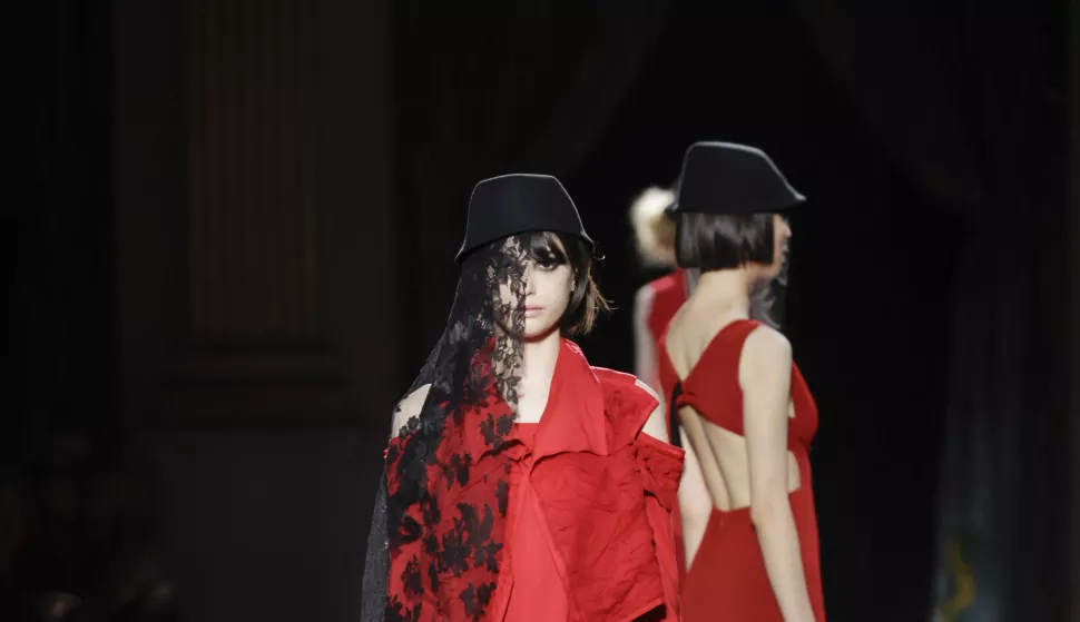 A model is seen on the catwalk at the Yohji Yamamoto fashion show during the Spring Summer 2025 Collections Fashion Show at Paris Fashion Week in Paris, France on September 27. 2024 (Photo by Jonas Gustavsson/Sipa USA) Photo: Jonas Gustavsson/SIPA USA