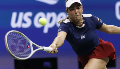 epa11579127 Donna Vekic of Croatia returns the ball to Qinwen Zheng of China, during their fourth round match of the US Open Tennis Championships at the USTA Billie Jean King National Tennis Center in Flushing Meadows, New York, USA, 02 September 2024. The US Open tournament runs from 26 August through 08 September. EPA/CJ GUNTHER