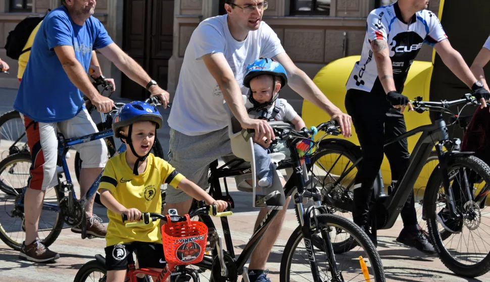 slavonija...vinkovci...11.05.2024.start vinkovacke rekreativne biciklijade "tour natur" u pjesackoj zoni; na startu, po rijecima organizatora, preko 700 biciklista;foto Gordan Panić