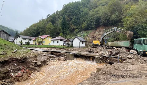 Kiseljak/ Kre?evo, 05.10.2024 - Predsjednik Hrvatske demokratske zajednice BiH i ?elnik Doma naroda Parlamenta BiH Dragan ?ovi? posjetio poplavom pogo?ene Kiseljak i Kre?evo. Do?ekali su ga na?elnik Kiseljaka Mladen Mi?uri? Ramljak i Kre?eva Renato Pejak, te su ga upoznali s razmjerima poplava. foto HINA/ Zoran KRE?I?/ ik