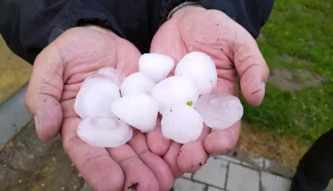 Veliki Bukovec, 25.5.2022.- Snano nevrijeme zahvatilo je u srijedu poslijepodne sjever Hrvatske, a jaka kia i tuča veličine oraha padala je na području Varadinske, Međimurske i Krapinsko-zagorske upanije. Tuča je zahvatila i područje grada Varadina, a najgore je na istoku Varadinske upanije u Općini Veliki Bukovec gdje su otećeni brojni objekti. foto HINA/ Sinia Kalajdija/ ua