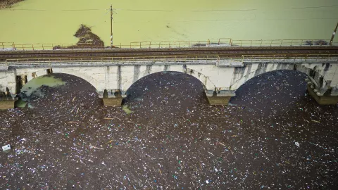 08.10.2024., Grabovica, Bosna i Hercegovina - Tone otpada gomilaju se na Hidroelektrani Grabovica nakon bujicnih poplava koje su pogodile podrucje Jablanice. Photo: Denis Kapetanović/PIXSELL