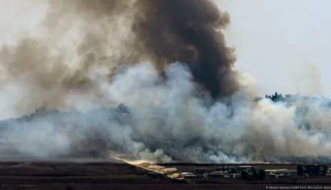 magazin dwNakon izraelskog preventivnog napada: oblaci dima iznad mjesta Qliyaa na krajnjem jugu Libanona (16.8.2024.)Foto: Marwan Naamani/ZUMA Press Wire/picture alliance