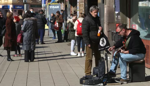 Osijek, 18. 02. 2021, Trg Ante Starcevica, Građani nakon dugog hladnog prerioda izisli na ulice i uzivaju u zubatom suncu. I ulicni sviraci su izisli na svoja poznata mjesta. Slobodnjak.snimio GOJKO MITIĆ