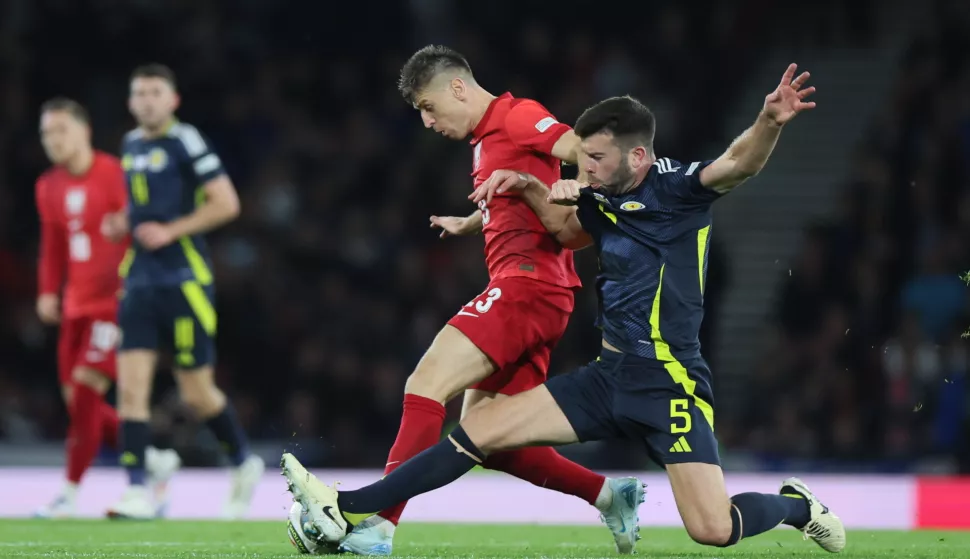 epa11588270 Krzysztof Piatek (L) of Poland and Grant Hanley (R) of Scotland in action during the UEFA Nations League soccer match between Scotland and Poland at Hampden Park in Glasgow, Scotland, Britain, 05 September 2024. EPA/Leszek Szymanski POLAND OUT