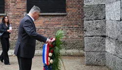 Poljska, 09.10.2024. - Predsjednik Republike Hrvatske Zoran Milanović odao je danas počast žrtvama holokausta i nacističkih zločina u Auschwitzu polaganjem vijenca u memorijalnom Državnom muzeju Auschwitz-Birkenau u Poljskoj. Na fotografiji Zoran Milanović. foto HINA/ Ured predsjednika Republike Hrvatske/Dario Andrišek/ tm